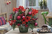 Roter Weihnachtsstrauss aus Hippeastrum (Amaryllis), Ilex