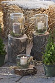 Ländliche Winter-Terrasse mit Strohballen