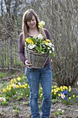 Frau mit gelb-weiss bepflanztem Korb