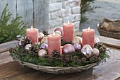 Adventskranz in Korbschale mit Christbaumkugeln, Zweigen von Abies