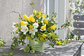 Weiß-gelber Strauss aus Tulipa (Tulpen), Narcissus (Narzissen)