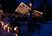 Haus und Garten mit Weihnachtsbeleuchtung