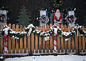 Weihnachtlich geschmückter Gartenzaun