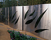 Sichtschutz-Wand: Stahlzaun mit blattförmigen Ausschnitten