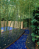 Blaues Glas u. grüne Murmeln als Mulch unter Bambus