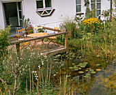 Holzterrasse in den Teich hineingebaut, Sitzgarnitur