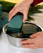 Weihnachtlicher Tischkranz: 2.Step: Moosiblöcke in Wasser tauchen