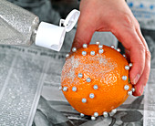 Orangen als Deko: 3.Step: Glitter auf die Orangen mit Flüssigkleber