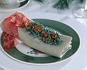 Serviette weihnachtlich dekoriert mit Tannenzweig