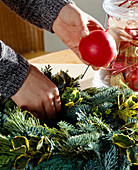 Advent wreath on decorated glass: put candles in the wreath