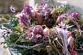 Osterkranz mit Hyazinthen, Hortensienblüten, Buchs, Hedera