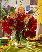 Osterstrauß mit gefüllten Tulpen, Kirschzweigen und selbstbemalten Papiereiern