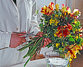 Strauß binden mit Tulpen, Cytisus und Viburnum