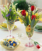 Sträuße mit Tulpen, Maiglöckchen und Narzissen als Oster-Tischdekoration