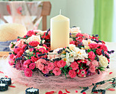 Blütenkranz mit Kerze, Rosenblüten und Lavendel