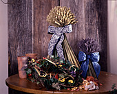 Trockengestecke aus Lavendel und Gerste, Kranz mit gefriergetrockneten Stiefmütterchen
