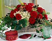 Rote Rosen und Hydrangea (Hortensien), Brombeerranken