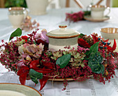 Autumn wreath as table decoration - Erica gracilis (heather), Hedera (ivy), Hydrangea