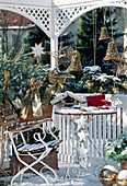 Weihnachtlich geschmückter Balkon