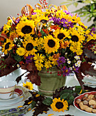 Strauß mit Helianthus (Sonnenblume), Astern, Dendranthema