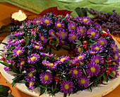 Wreath of aster hybr. (autumn asters), rose (rose hips)