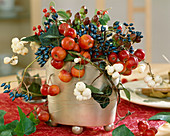 Vase mit Malus (Zieräpfel), Symphoricarpos (Schneebeere)