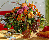 Strauß mit Dendranthema (Herbstchrysanthemen, Rosen)