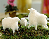 Schafe aus Naturschurwolle und Draht geformt