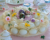 Bemalte Eier mit Blütenmotiven, Viola / Hornveilchen,Primula