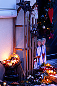 Weihnachtliche Dekoration am Hauseingang mit Schlitten und Engel