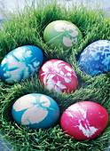 Österliche Tischdeko: Ausgesätes Gras mit gefärbten Eiern