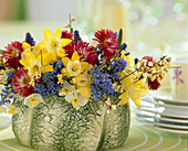 Table decoration: Cabbage leaf terrine with Narcissus (daffodils)