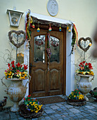 House entrance decorated for Easter: Iron amphora, tulipa hybr