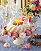 Cake decorated with bellis (daisy)