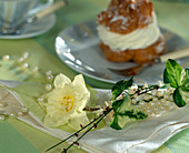 Narzissen-Blüte als Servietten-Dekoration
