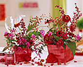 Arrangement with zinnia (zinnia), phlox (flame flower), rose (rose hips)
