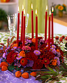 Herbstkranz mit Blüten von Astern, Zinnia (Zinnie), Rosen, Hydrangea (Hortensien)