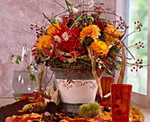 Herbstgesteck mit Dahlia (Dahlien) und Beerenschmuck