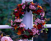 Kranz aus frischen Blumen zum später trocknen, Rosa (Rosen), Erica (Heide)