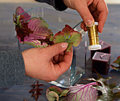 Windlicht dekorieren: Brassica (Zierkohlblätter), Hydrangea (Hortensienblüte)