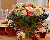 Rosa (roses and rose hips), Dianthus (carnations), Hedera (ivy), Gypsophila (veils)