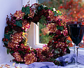 Kranz aus Dianthus 'Leila' (Nelken), Hedera (Efeu), Skimmia, Erica gracilis (Heide)