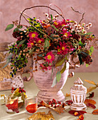 Chrysanthemum, Skimmia, Myrtus (Myrtenzweige mit Früchten), Eucalypthus, Rubus (Brombeerzweige)