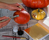 Decorate pumpkin with gold leaf for table decoration (1/4)