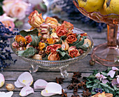 Glasschale mit getrockneten Blüten, Rosa / Rosen, Calendula / Ringelblumen