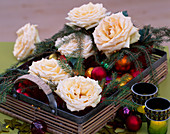 Tablett mit Rosenblüten weihnachtlich geschmückt
