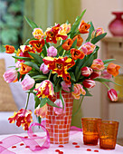 Tulipa / gemischter Tulpenstrauß in orange-weißer Vase