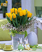 Tulipa (Tulpen), Cytisus (Ginster), viereckige Vase