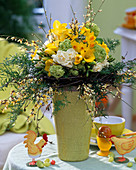 Narcissus (Narzissen), Freesia (Freesien), Viburnum (Schneeball)