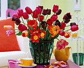 Tulipa (Tulpen), gemischter Strauß in Glasvase mit Metallgestell